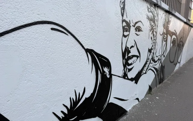 Zesnulou influencerku Mínu připomíná ve Vysočanech nový mural
