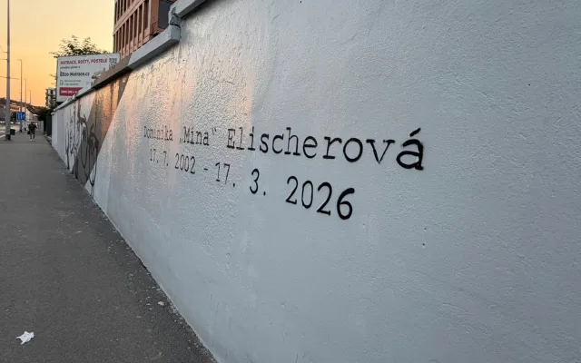 Zesnulou influencerku Mínu připomíná ve Vysočanech nový mural
