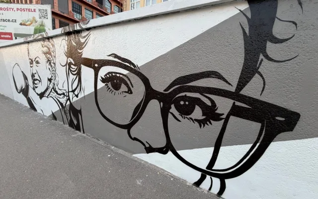 Zesnulou influencerku Mínu připomíná ve Vysočanech nový mural