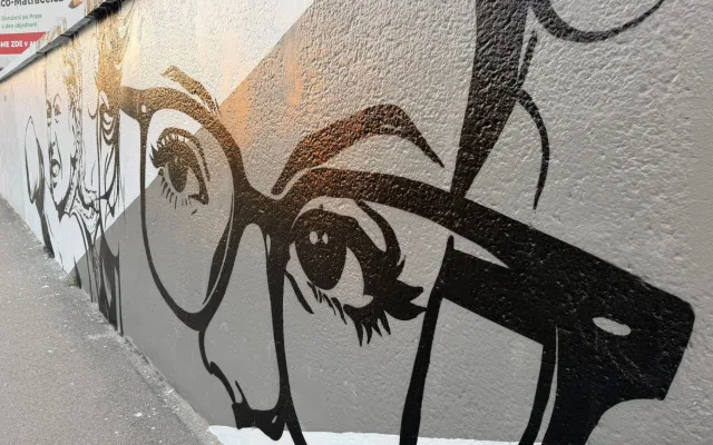 Zesnulou influencerku Mínu připomíná ve Vysočanech nový mural