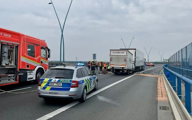 Vážná nehoda náklaďáků zastavila provoz na Pražském okruhu