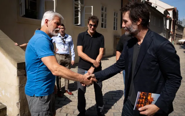 Prezident Pavel přivítal na Hradě herce Keanu Reevese, dali si i pivo