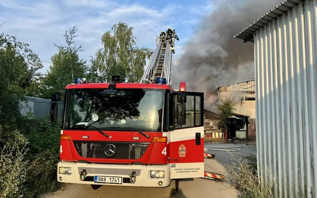 VIDEO: V Praze hoří sklad s oblečením, vyhlášen je třetí stupeň poplachu