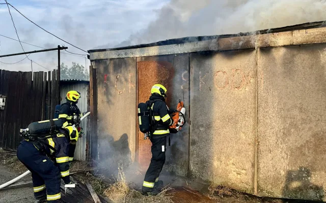 VIDEO: V Praze hoří sklad s oblečením, vyhlášen je třetí stupeň poplachu
