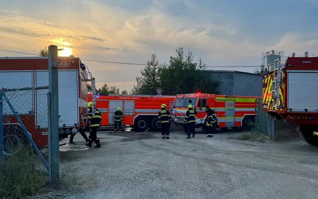 VIDEO: V Praze hoří sklad s oblečením, vyhlášen je třetí stupeň poplachu