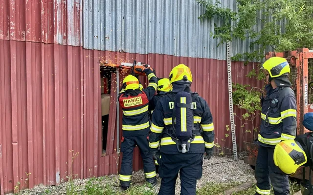 VIDEO: V Praze hoří sklad s oblečením, vyhlášen je třetí stupeň poplachu