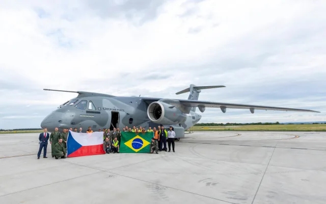 V Praze přistál první ze dvou transportních letounů Embraer pro českou armádu