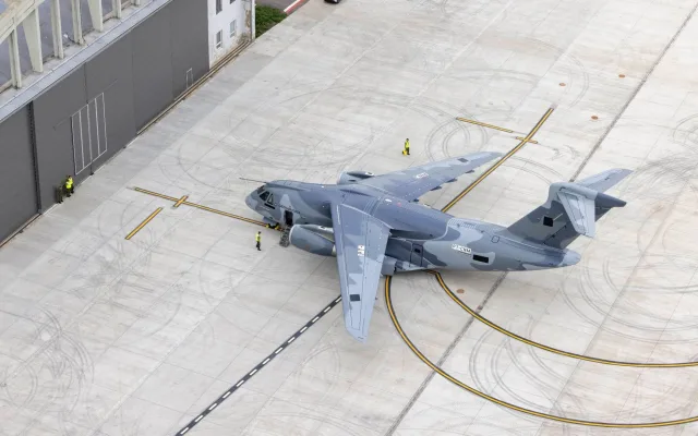 V Praze přistál první ze dvou transportních letounů Embraer pro českou armádu