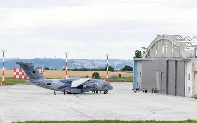 V Praze přistál první ze dvou transportních letounů Embraer pro českou armádu
