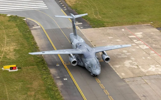 V Praze přistál první ze dvou transportních letounů Embraer pro českou armádu