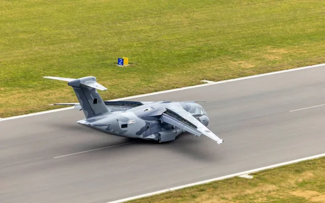V Praze přistál první ze dvou transportních letounů Embraer pro českou armádu