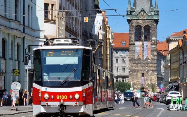 Jediné obousměrné tramvaje slaví výročí. Kachny jezdí v Praze už 40 let