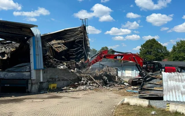 U Prahy hořela sklad elektrokoloběžek, celá hala se zřítila. Pomoci musela těžká technika