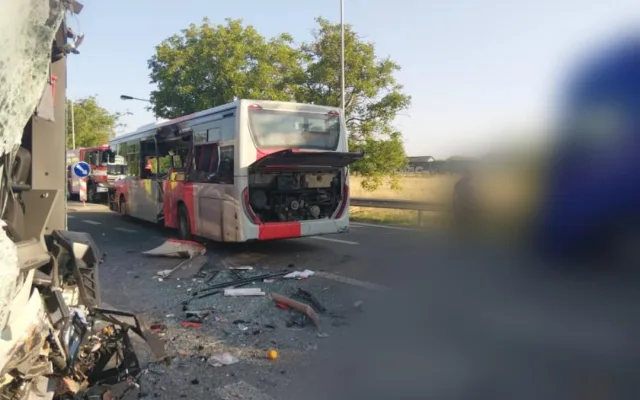 U Prahy se srazily dva autobusy, na místo letěl vrtulník