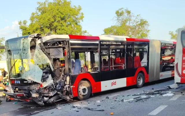 U Prahy se srazily dva autobusy, na místo letěl vrtulník