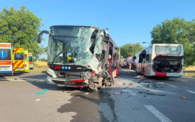 U Prahy se srazily dva autobusy, na místo letěl vrtulník