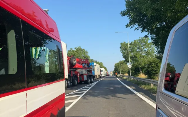 U Prahy se srazily dva autobusy, na místo letěl vrtulník