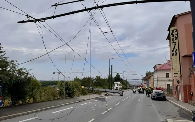 V Praze se převrátil jeřáb na silnici, strhl troleje