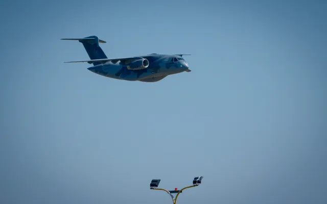 FOTO: Armáda si převzala první dopravní letoun Embraer. Podívejte se, jak vypadá uvnitř