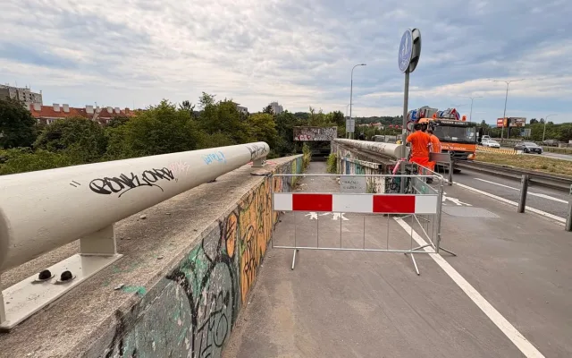 U Barrandovského mostu se zřítila slavná plastika, kusy popadaly na cyklostezku