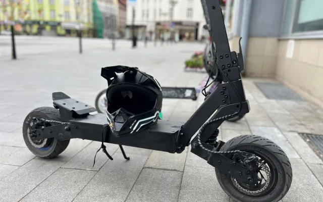 Praha spustila kontroly elektroaut včetně kol a koloběžek. Více než třetina neobstála