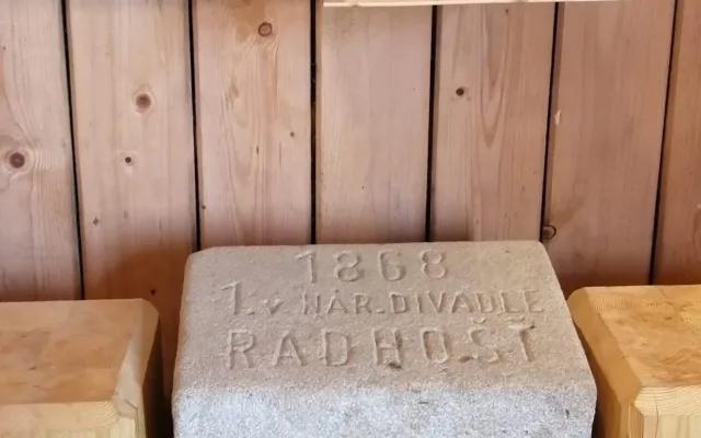 Měl být z Řípu, dorazil z Radhoště. Základní kámen Národního divadla má překvapivý příběh