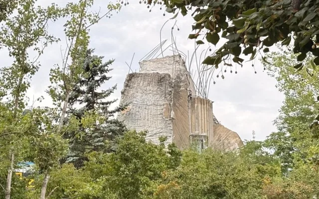 Zřícenou plastiku Rovnováha nahradí přesná replika, bude ze speciálního betonu