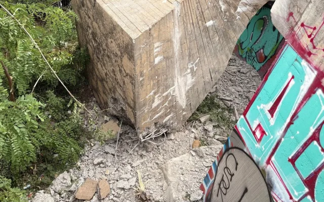 Zřícenou plastiku Rovnováha nahradí přesná replika, bude ze speciálního betonu