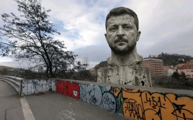 Pražané vtipkují o zřícené plastice. Místo repliky chtějí bustu Jiřího Káry
