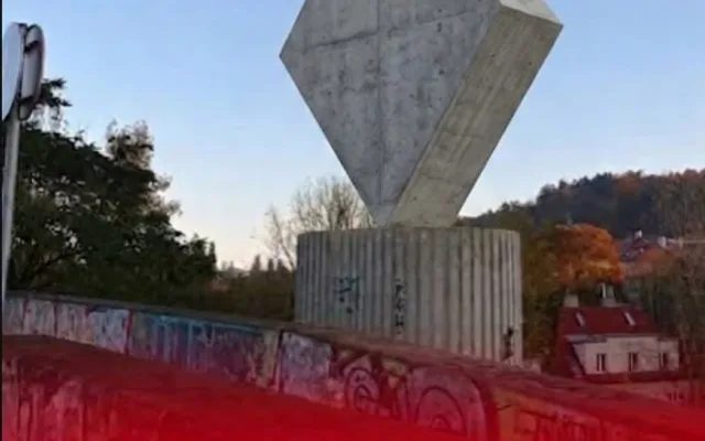 Pražané vtipkují o zřícené plastice. Místo repliky chtějí bustu Jiřího Káry