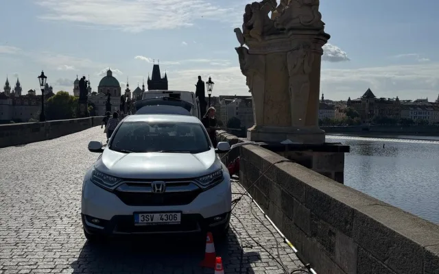 Velký úklid Karlova mostu. Od náletů a řas ho čistí na laně i ze člunu