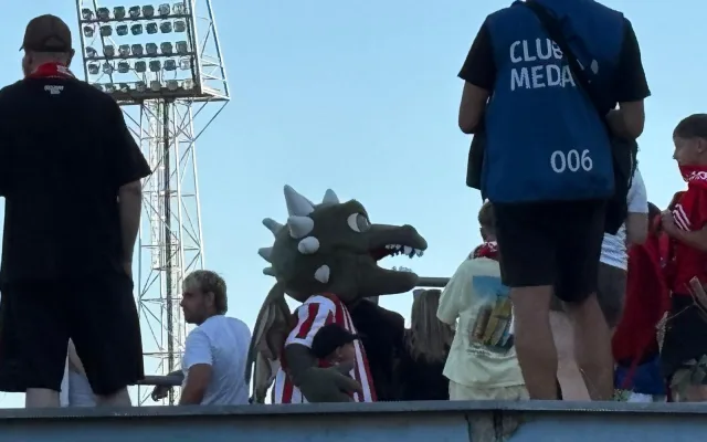 FOTO: Sparta zahájila sezonu v Brně, chuligáni před zápasem posprejovali most