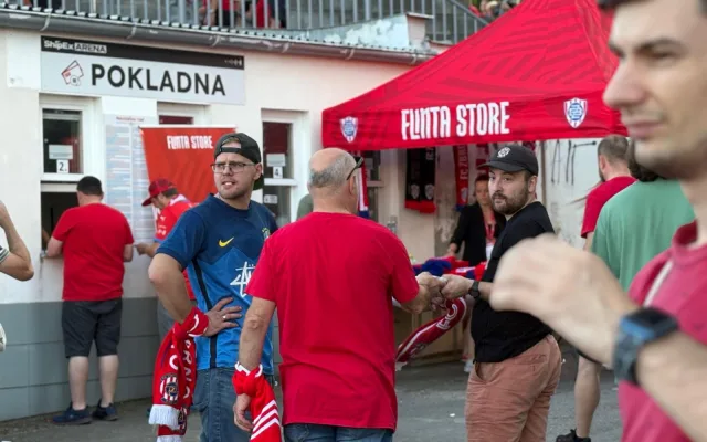 FOTO: Sparta zahájila sezonu v Brně, chuligáni před zápasem posprejovali most