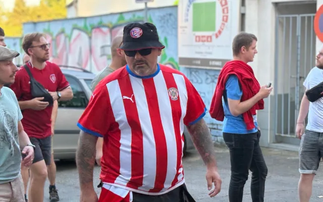 FOTO: Sparta zahájila sezonu v Brně, chuligáni před zápasem posprejovali most