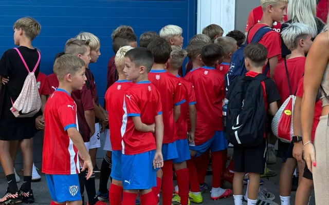 FOTO: Sparta zahájila sezonu v Brně, chuligáni před zápasem posprejovali most