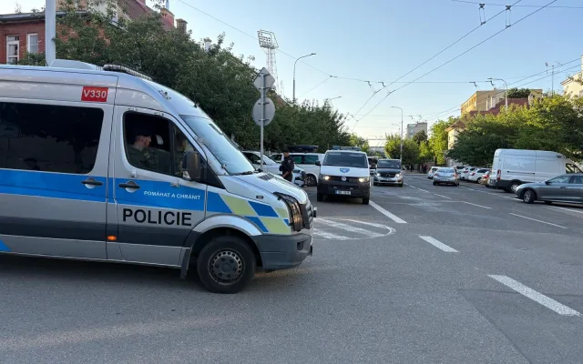 FOTO: Sparta zahájila sezonu v Brně, chuligáni před zápasem posprejovali most