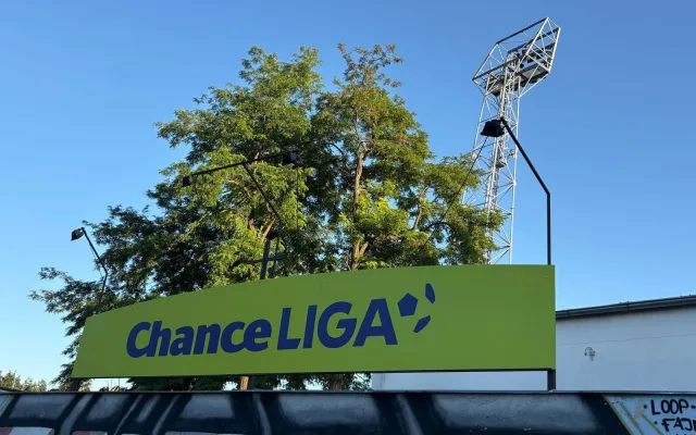 FOTO: Sparta zahájila sezonu v Brně, chuligáni před zápasem posprejovali most