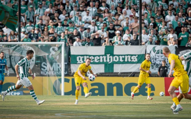 Vedení Bohemians vysvětlilo zoufalý stav trávníku. Řešit ho přišli odborníci