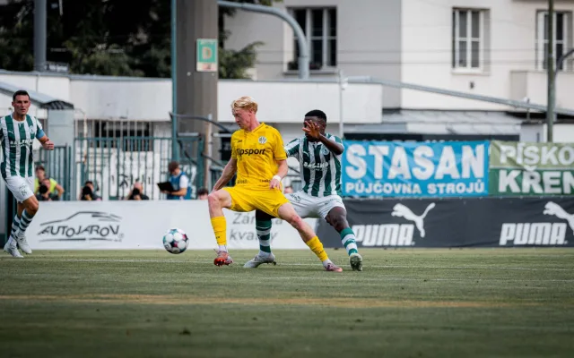 Vedení Bohemians vysvětlilo zoufalý stav trávníku. Řešit ho přišli odborníci
