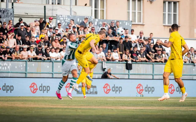 Vedení Bohemians vysvětlilo zoufalý stav trávníku. Řešit ho přišli odborníci