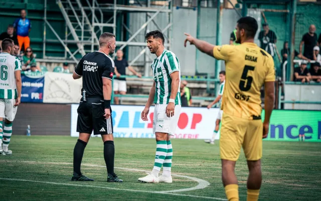 Vedení Bohemians vysvětlilo zoufalý stav trávníku. Řešit ho přišli odborníci