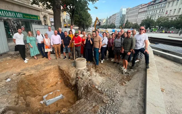 Pod trať na Václavské náměstí uložili časovou schránku, je v ní 30 předmětů