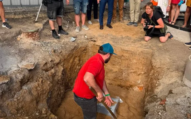 Pod trať na Václavské náměstí uložili časovou schránku, je v ní 30 předmětů