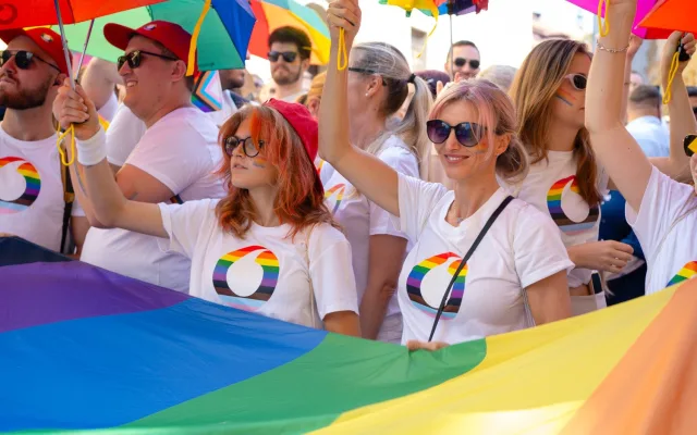 FOTO: Lásku všem. Prahou prošly tisíce lidí na duhovém průvodu Prague Pride