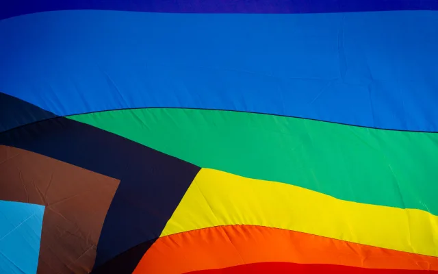 FOTO: Lásku všem. Prahou prošly tisíce lidí na duhovém průvodu Prague Pride
