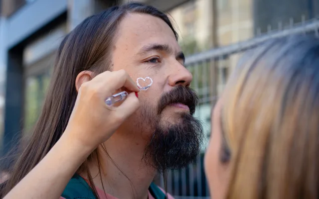 FOTO: Lásku všem. Prahou prošly tisíce lidí na duhovém průvodu Prague Pride