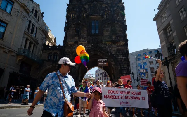 FOTO: Lásku všem. Prahou prošly tisíce lidí na duhovém průvodu Prague Pride
