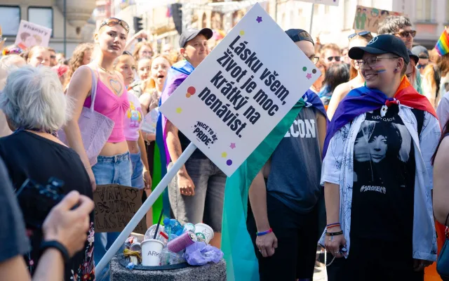 FOTO: Lásku všem. Prahou prošly tisíce lidí na duhovém průvodu Prague Pride