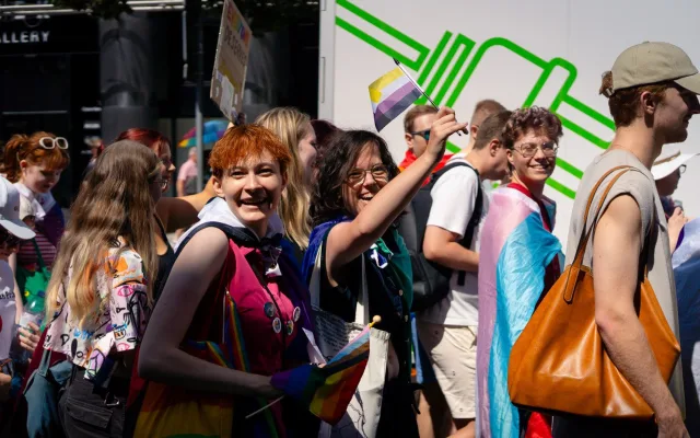 FOTO: Lásku všem. Prahou prošly tisíce lidí na duhovém průvodu Prague Pride