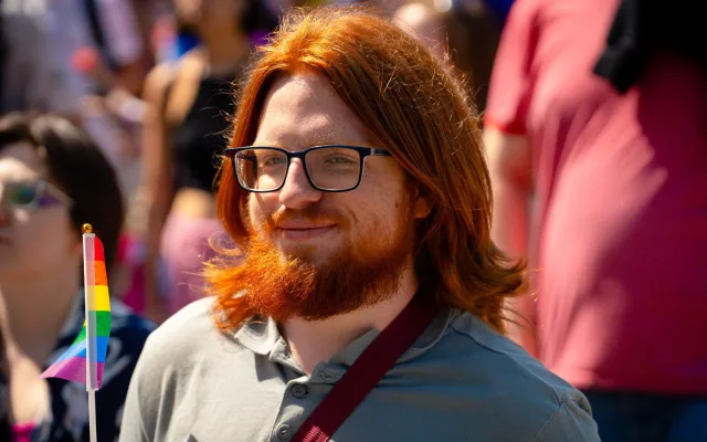 FOTO: Lásku všem. Prahou prošly tisíce lidí na duhovém průvodu Prague Pride